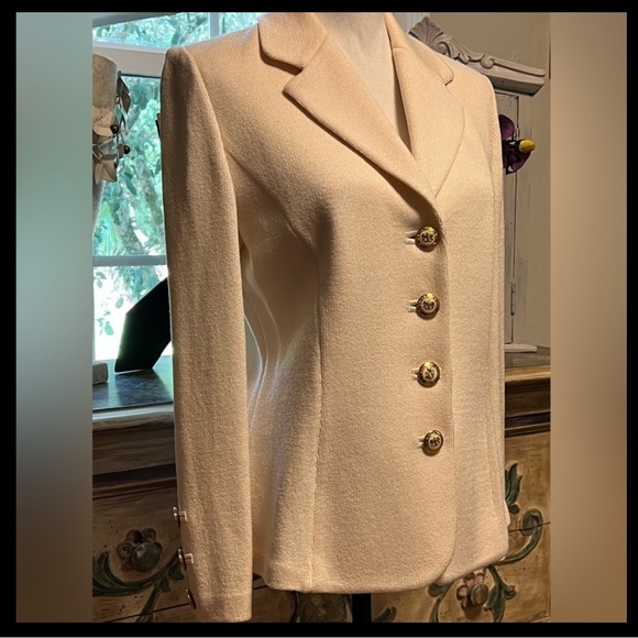 ST JOHN Very Chic Cream Blazer with Gold Buttons Size 6 - Picture 2 of 12